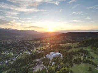 Kościelisko - Polska Piękny zachód słonca z widokiem na Tatry. Zdjęcie wykonane z Kościeliska dronem. Góry, zachód słonca, niebo , piękne kolory, lato, jesień, wiosna © Konrad