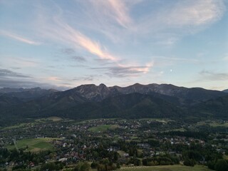 Kościelisko - Polska Piękny zachód słonca z widokiem na Tatry. Zdjęcie wykonane z Kościeliska dronem. Góry, zachód słonca, niebo , piękne kolory, lato, jesień, wiosna © Konrad