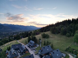 Kościelisko - Polska Piękny zachód słonca z widokiem na Tatry. Zdjęcie wykonane z Kościeliska dronem. Góry, zachód słonca, niebo , piękne kolory, lato, jesień, wiosna © Konrad