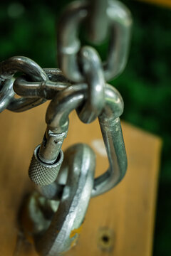 Metal chain links with locking carabiner