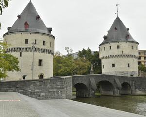 De Broeltoren (pont médiéval et ses deux tours ) sous un ciel de pluie à Courtrai (Kortrijk-West-Vlaanderen)  © Photocolorsteph
