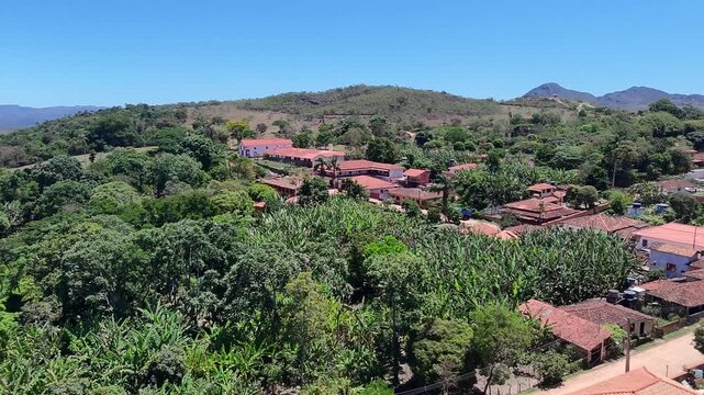 Vista a&eacute;rea da vegeta&ccedil;&atilde;o e das casas de Milho Verde, Minas Gerais