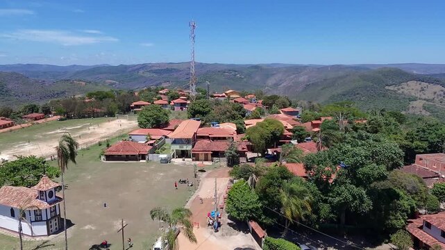 Vista a&eacute;rea dos telhados de Milho Verde e da serra, Minas Gerais