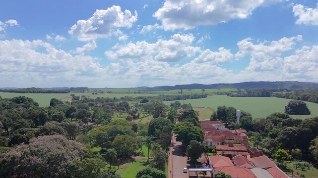 Vista a&eacute;rea da vila arborizada de Peir&oacute;polis, Uberaba, Minas Gerais