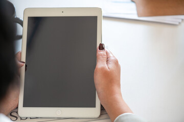 Hands holding digital tablet device. © Rawpixel.com