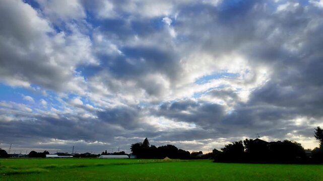 (タイムラプス)田んぼに流れる雲のドラマチックな風景