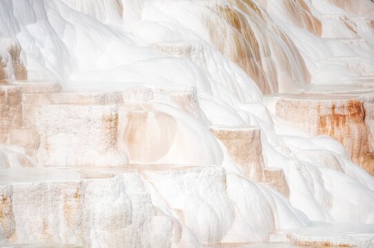 Sinter terraces with calcareous tuff deposits, hot springs, colorful mineral deposits, Palette Springs, Lower Terraces, Mammoth Hot Springs, Yellowstone National Park, Wyoming, USA