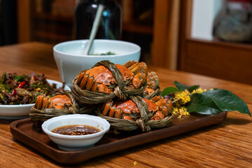 steamed hairy crabs tied with straw on wooden tray © 浩 康