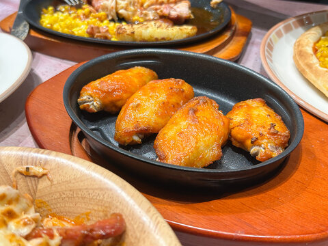 鉄板に盛られた辛味チキン