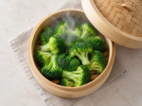 broccoli steaming to preserve sulforaphane in an overhead view