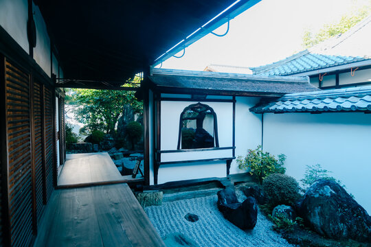 京都の大徳寺の美しい庭園の紅葉