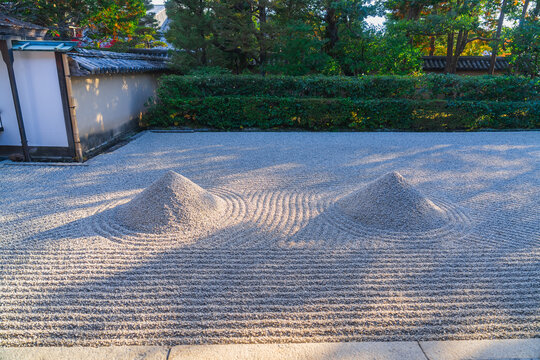 京都の大徳寺の美しい庭園の紅葉