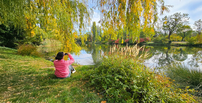 Frau fotografiert im Park