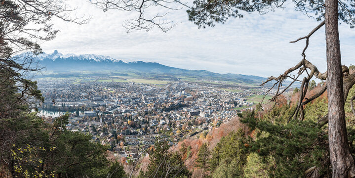 Panorama von der Stadt Thun im Herbst. Tor zum berner Oberland, Schweiz
