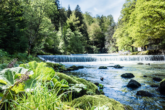 Areuse, Fluss im Neuenburger Jura, Schweiz. Flussschwelle, Wasserfall, Naturlandschaft.