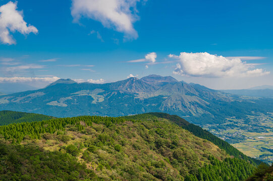 俵山の登山道から望む阿蘇五岳