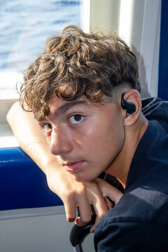 Retrato de un adolescente con auriculares