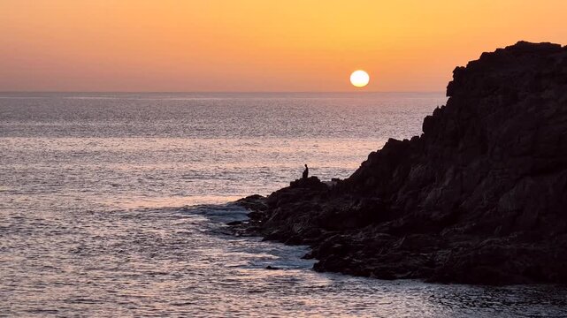 Vulkank&uuml;ste im Gegenlicht bei Sonnenuntergang, Westk&uuml;ste, Fuerteventura, Urlaub