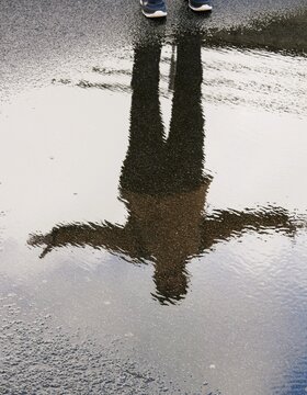 Mensch spiegelt sich in Pf&uuml;tze