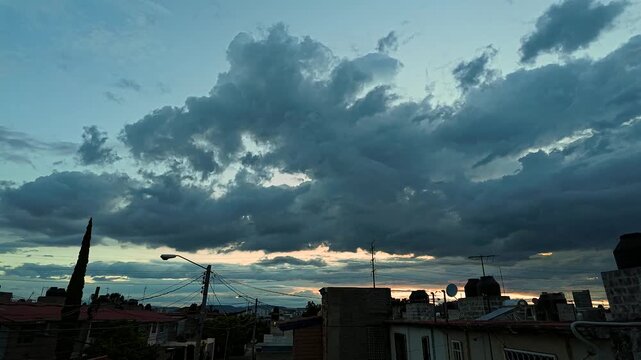 Fotograf&iacute;a de paisaje, atardecer, puesta de sol, cielo dram&aacute;tico, nubes oscuras, nubes de tormenta, tormenta el&eacute;ctrica, cielo naranja, cielo azul, luz natural, horizonte urbano, paisaje urbano, ciudad