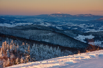 Beskid Wyspowy, zimowy widok z Mogielicy w kierunku Babiej Góry. © Grzegorz