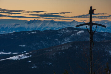 Beskid Wyspowy, zimowy widok z Mogielicy na Tatry spod Krzyża Papieskiego. © Grzegorz