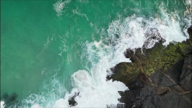 Waves breaking on the rocks - Ondas quebrando na praia
