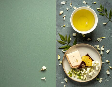 緑と白の背景に日本茶とパイナップルケーキを配置したフラットレイの和モダンテーブルフォト