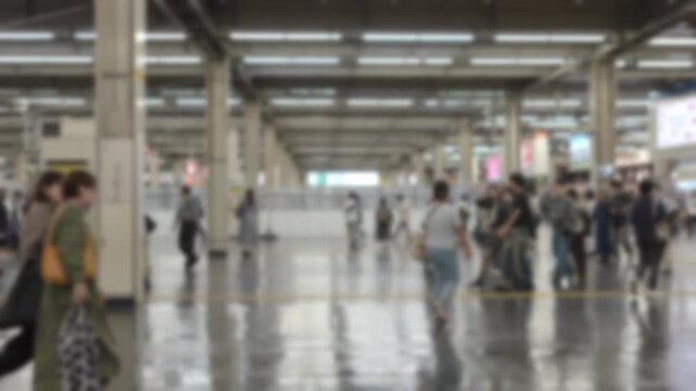 大阪の阪急ターミナル駅をアウトフォーカスで撮影した映像