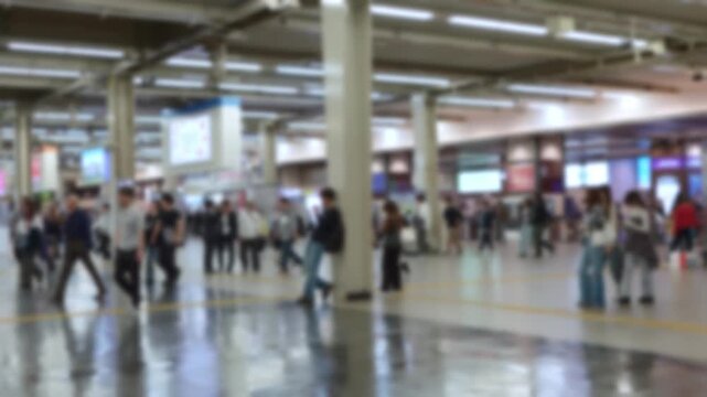 大阪の阪急ターミナル駅をアウトフォーカスで撮影した映像