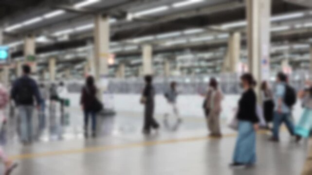 アウトフォーカスで撮影した阪急大阪梅田駅の背景動画
