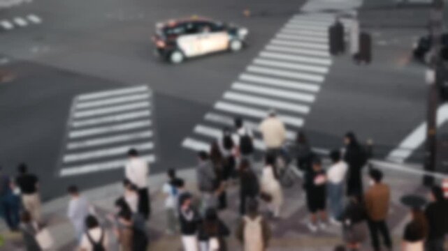 アウトフォーカスで撮影した梅田の横断歩道と歩行者