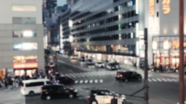 スローモーションで歩く大阪・梅田の交差点の人々