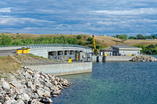 The Yellowtail Afterbay Dam and bridge over the Bighorn River at Fort Smith, Montana, USA