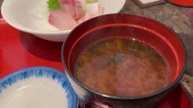 お味噌汁の蓋を開ける