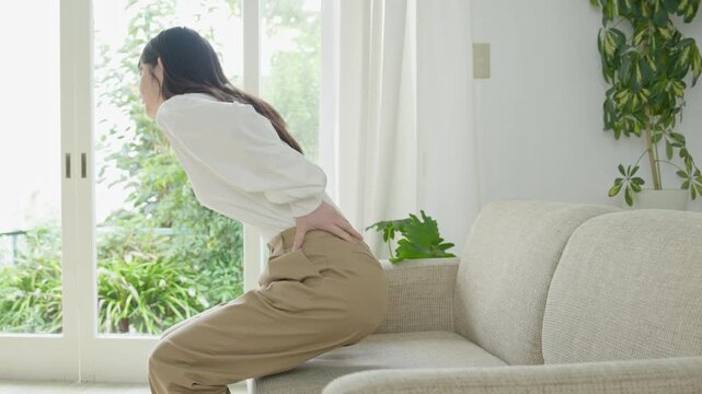 腰痛に悩む女性