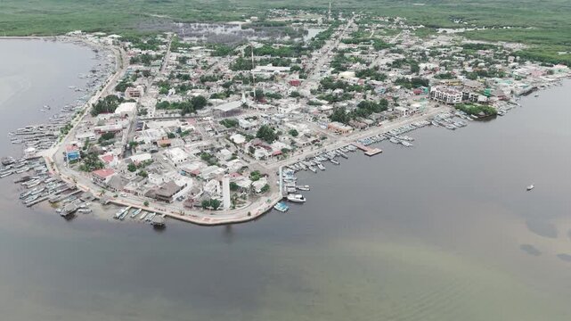 Vista a&eacute;rea de R&iacute;o Lagartos con malec&oacute;n, faro y embarcaciones en Yucat&aacute;n, M&eacute;xico
