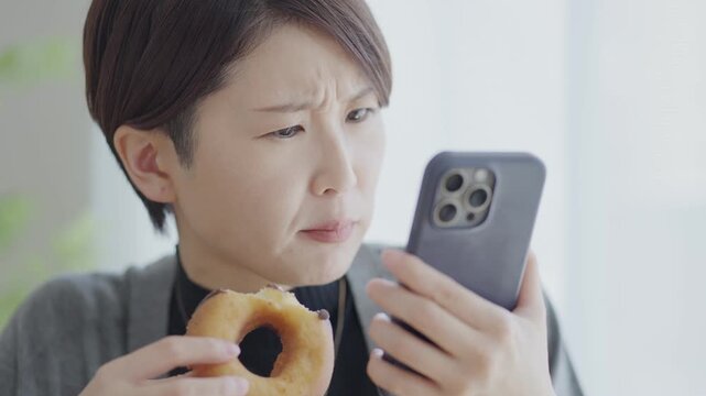 ストレスでお菓子をやけ食いする中年女性