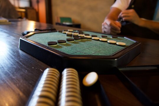 伊香保温泉のレトロな遊技場で対戦を楽しむ伊香保名物の八角形オセロゲーム Octagonal Othello board game at traditional playland in Ikaho Onsen