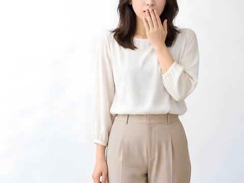 口に手を当てて驚く日本人女性