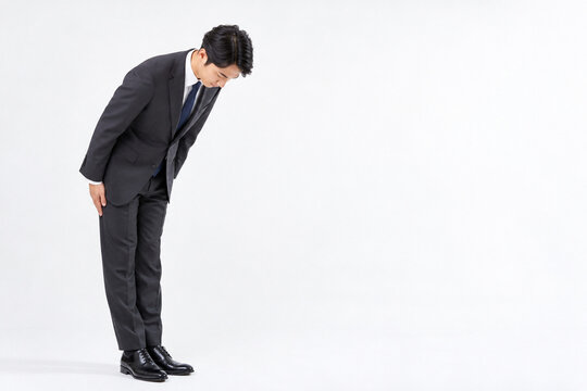 丁寧にお辞儀をする就活中の男性