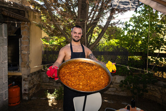 A homemade fideu&agrave; ready to serve