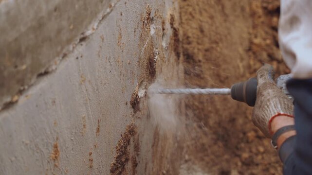 Drill into concrete, work with a hammer drill on concrete, drill with a hammer drill