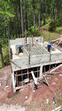 Construcci&oacute;n en obra gris rodeada de naturaleza
