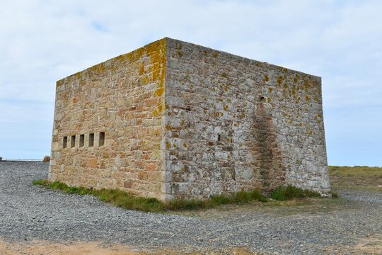 SAINT-OUEN, JERSEY - 10 SEPTEMBRE 2026 : Structure cubique fortifi&eacute;e en pierre de granit de la Tour Carr&eacute;e construite au XVIIIe si&egrave;cle face &agrave; la mer.