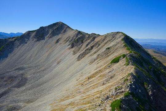 富山県の北アルプス、北薬師岳付近から望む薬師岳と金作谷カール