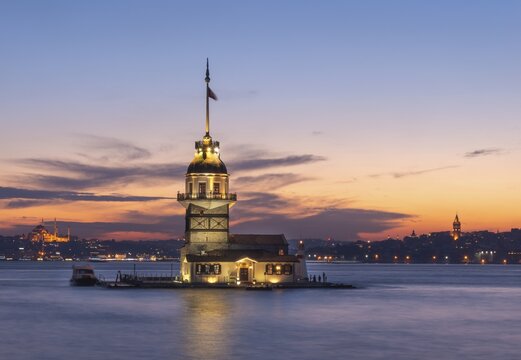 Lighthouse, Leander's Tower or Girls' Tower, Kız Kulesi, at sunset, island in the Bosporus, &Uuml;sk&uuml;dar, Istanbul, Turkey