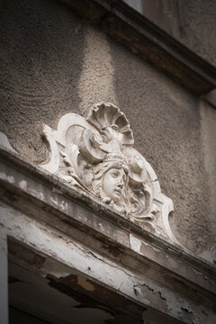 Maskaron, Frauenkopf an einem sanierungsbed&uuml;rftigen Jugendstil-Wohnhaus in der Altstadt von Danzig, Gdansk in Polen