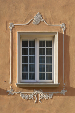 Fenster an der Fassade eines historischen Hauses in der Altstadt von Danzig, Gdansk in Polen