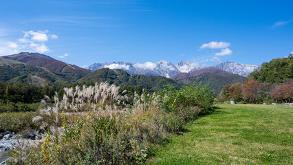 北アルプスの山並と秋晴れの空　長野県白馬村 © RATM